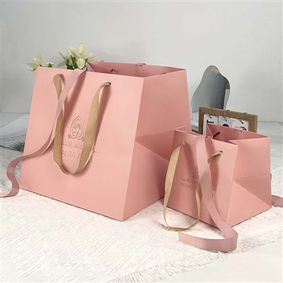 Presentpås med hårt papper